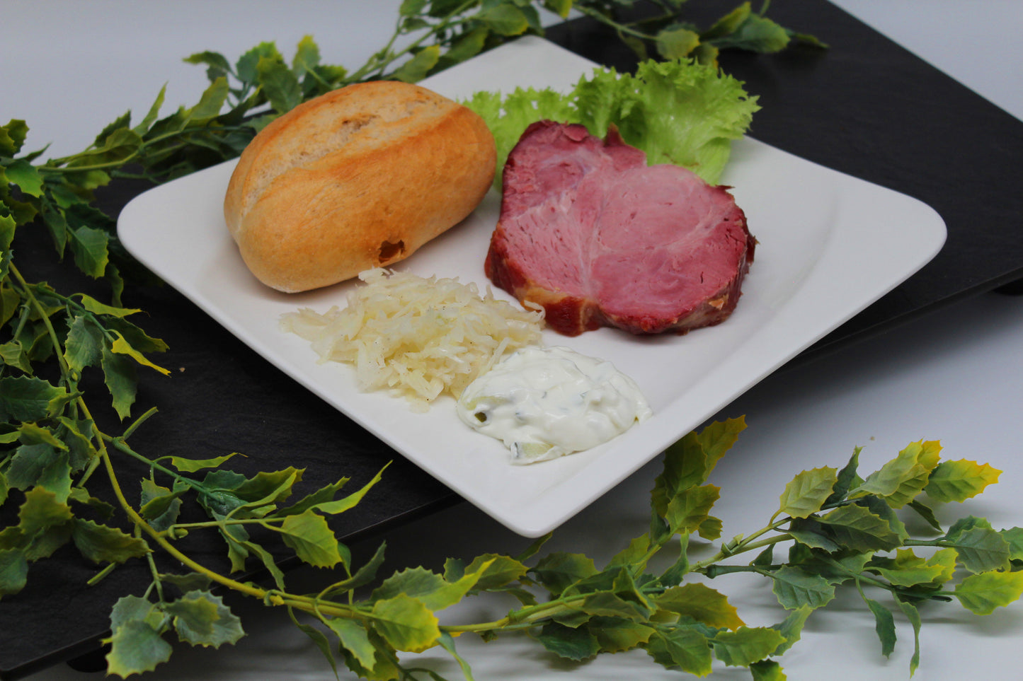 Spießbraten mit Brötchen